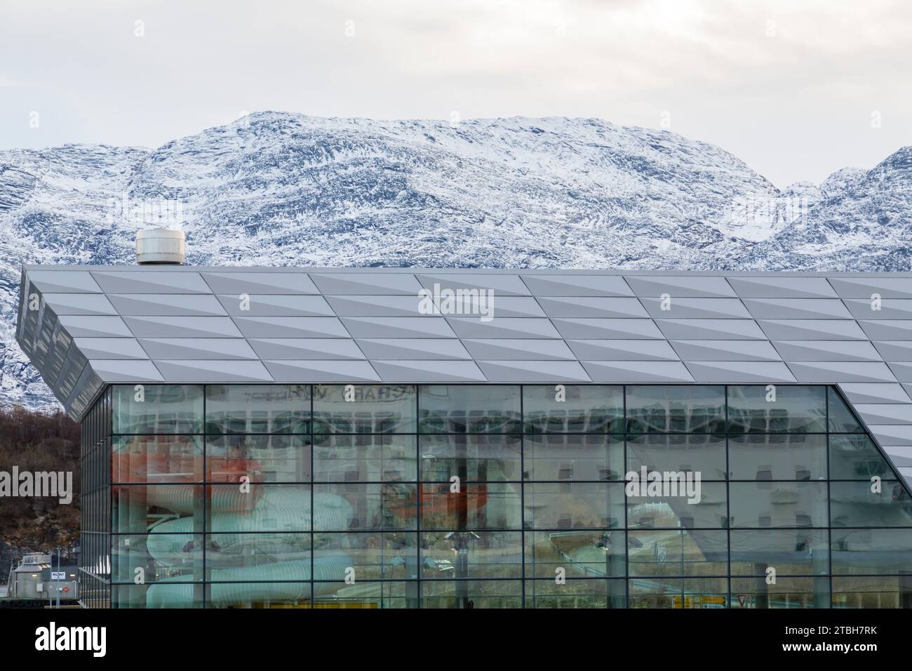 Reflets dans les fenêtres du parc aquatique de la piscine intérieure Kulturbadet le long du port à Sandnessjoen, Norvège, Scandinavie, Europe en octobre Banque D'Images