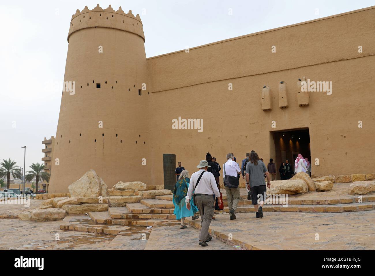 Touristes visitant la forteresse Masmak à Riyad en Arabie Saoudite Banque D'Images