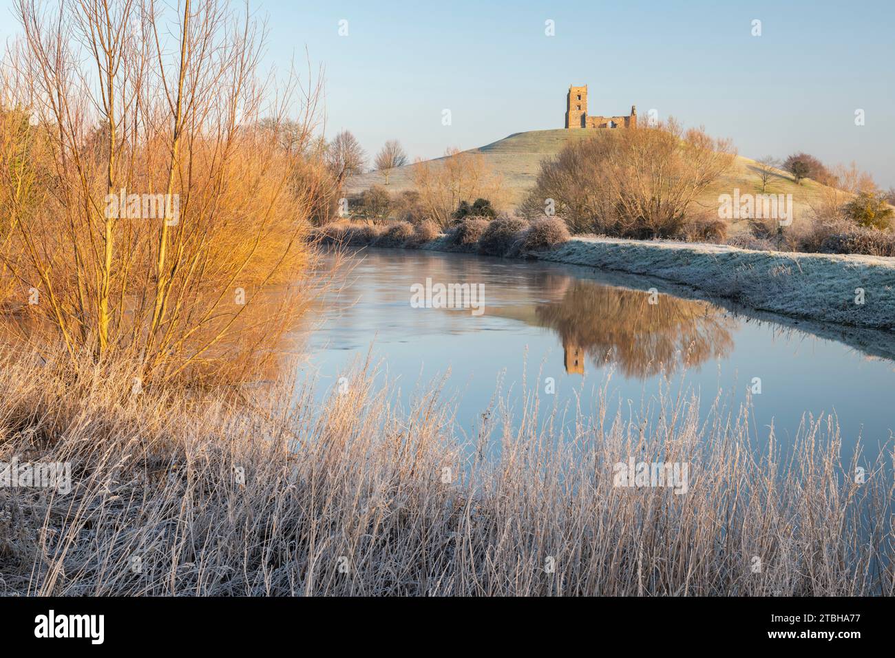 Burrow Mump Church et la rivière Parrett par un matin d'hiver glacial, Burrowbridge, Somerset, Angleterre. Hiver (janvier) 2023. Banque D'Images