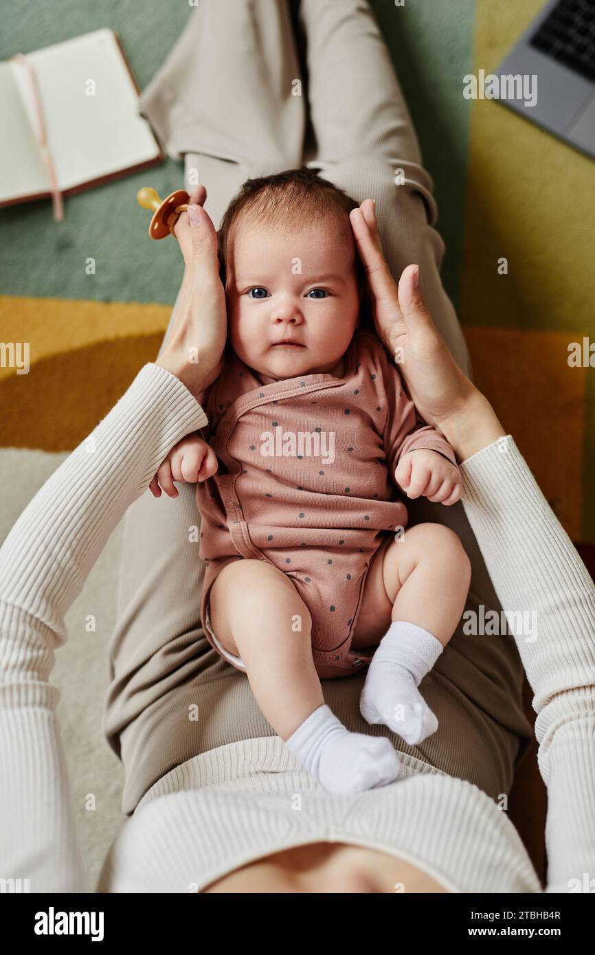 Sweet Baby couché sur les genoux de maman Banque D'Images