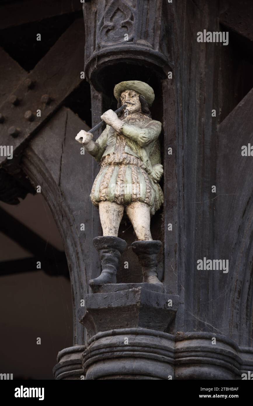 Historic ou Old Wood Carving ou sculpté Figurine de musicien ou Minstrel jouant Flute & Wearing Historic Costume The Rows Chester UK Banque D'Images
