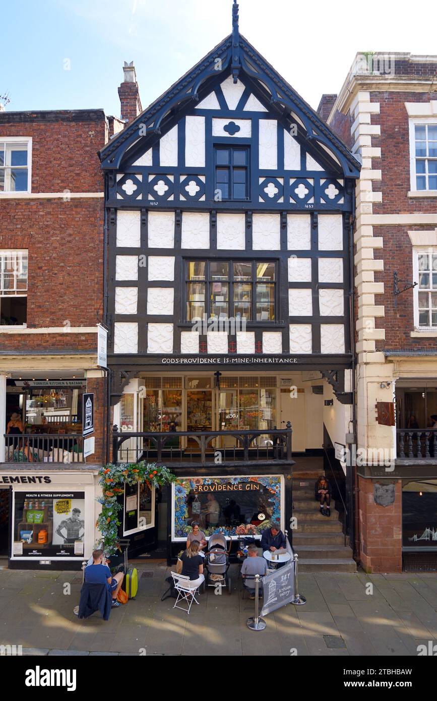 Pavement Cafe & Historic Buildings, God's Providence House (1652), boutiques, The Rows Watergate Street Old Town Chester Angleterre Banque D'Images