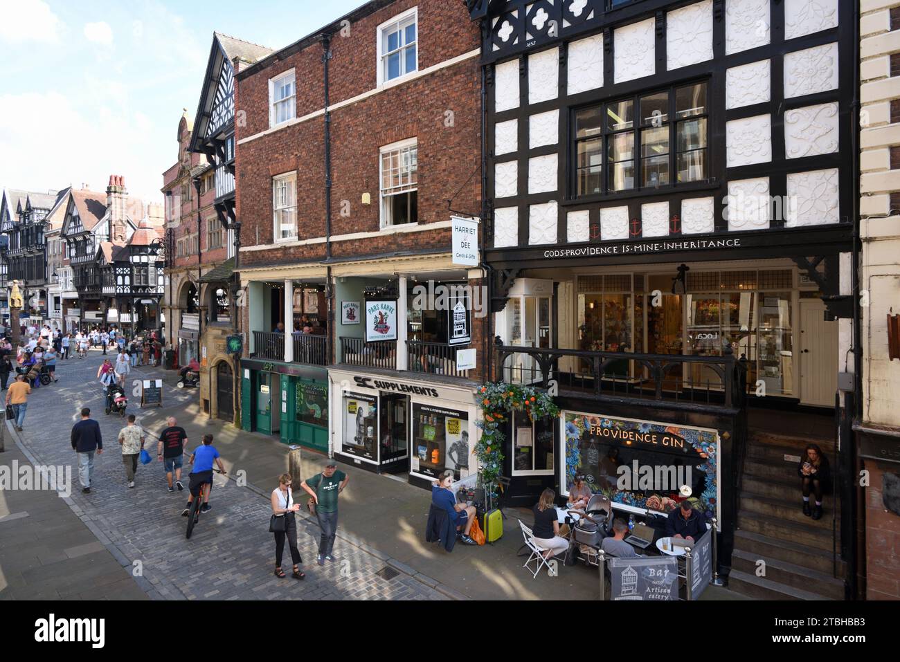Touristes et Shoppers The Rows Watergate Street Chester Old Town ou Historic District England UK Banque D'Images