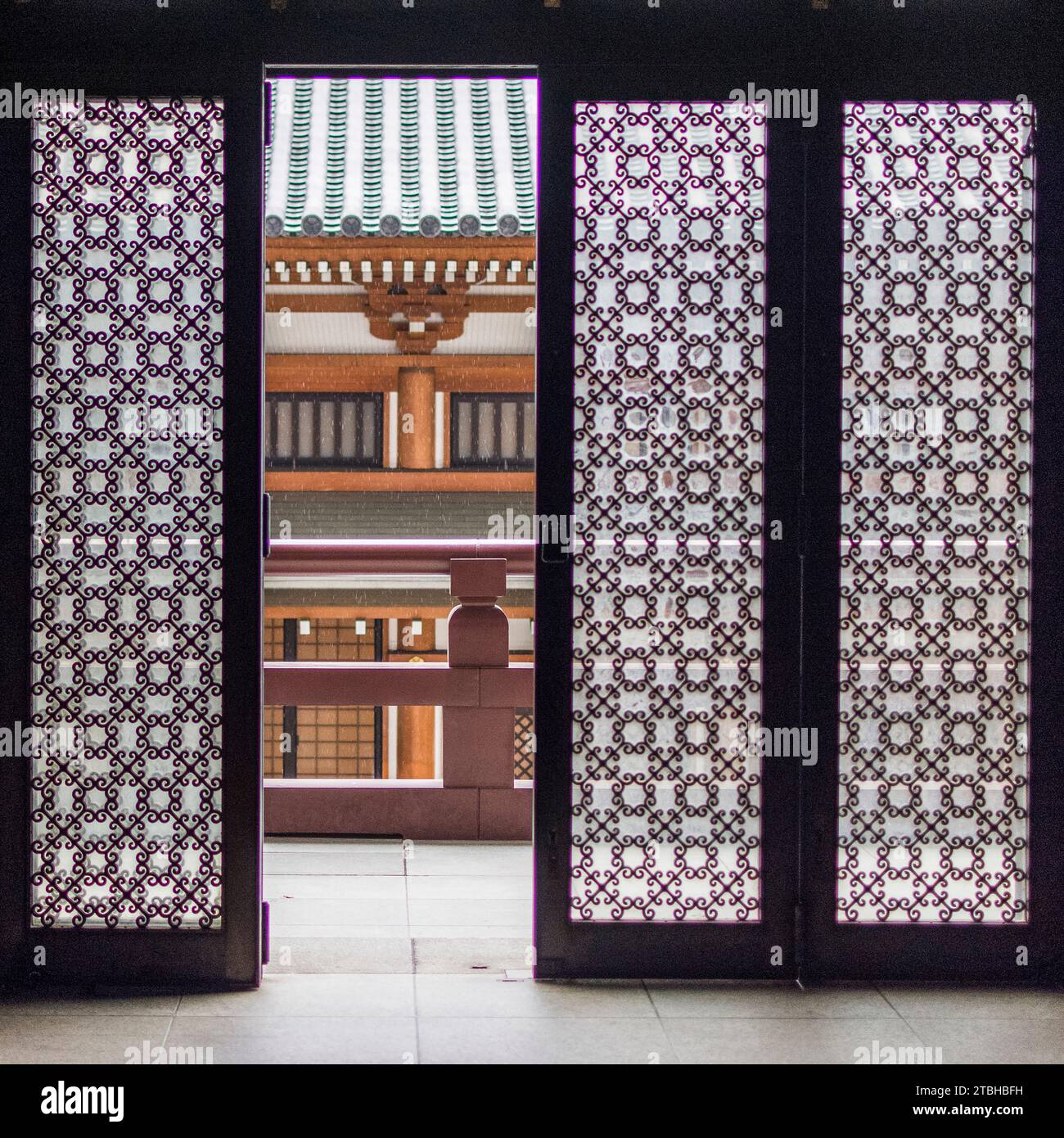 regarder la pluie à travers les portes ouvertes du shoji Banque D'Images