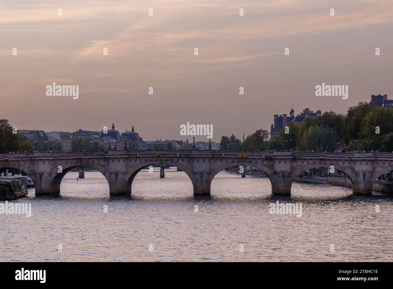 Paris, France - 8 octobre 2023 : vue d'un pont typique de Paris France au coucher du soleil Banque D'Images