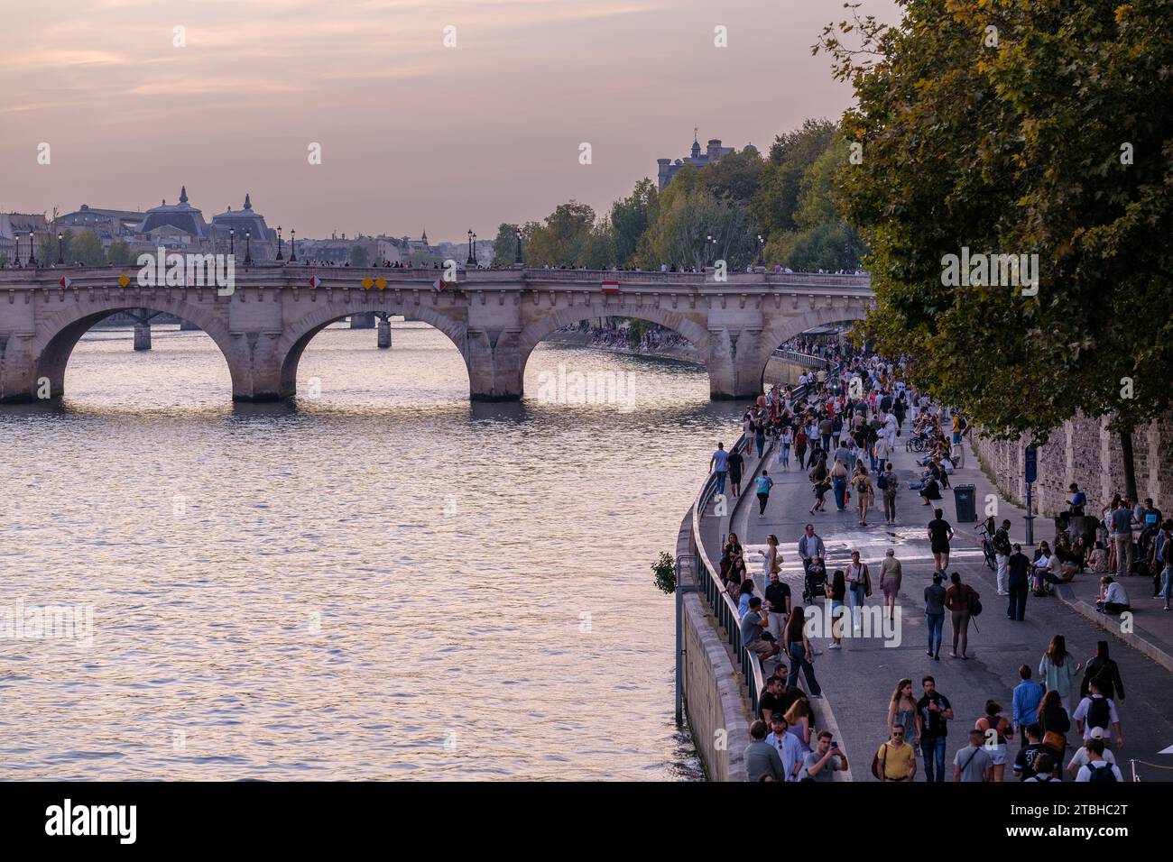 Paris, France - 8 octobre 2023 : vue des touristes et des Parisiens marchant au bord de la Seine à Paris France Banque D'Images