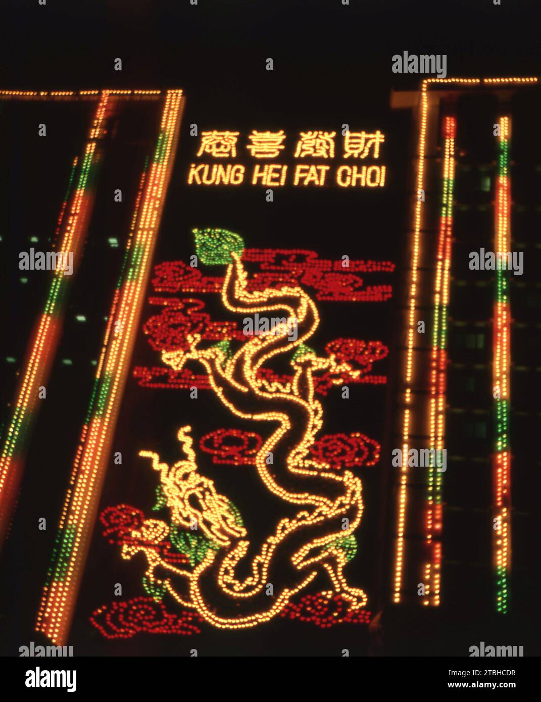 1988 Hong Kong Kung Hei Fat Choi décoration de bâtiment néon desgn. L'année du Dragon. Photo de Tony Henshaw Archive Banque D'Images