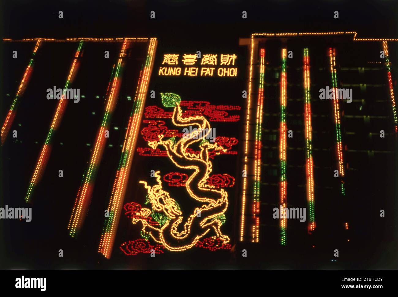1988 Hong Kong Kung Hei Fat Choi décoration de bâtiment néon desgn. L'année du Dragon. Photo de Tony Henshaw Archive Banque D'Images