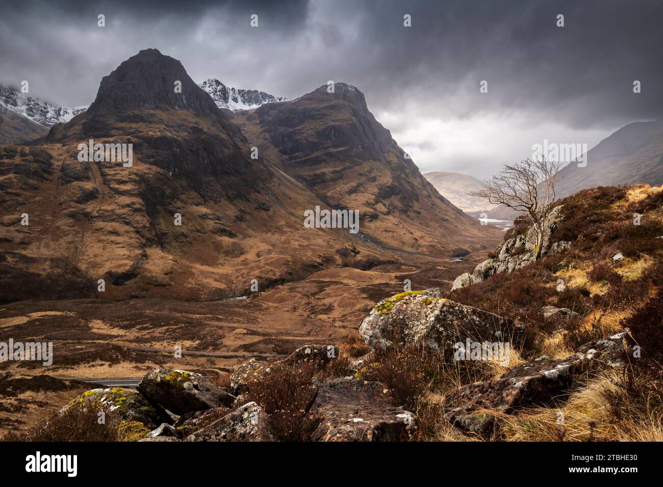 Surplombant le col de Glencoe et les montagnes Three Sisters, Glencoe, Écosse, Royaume-Uni. Printemps (mars) 2023. Banque D'Images