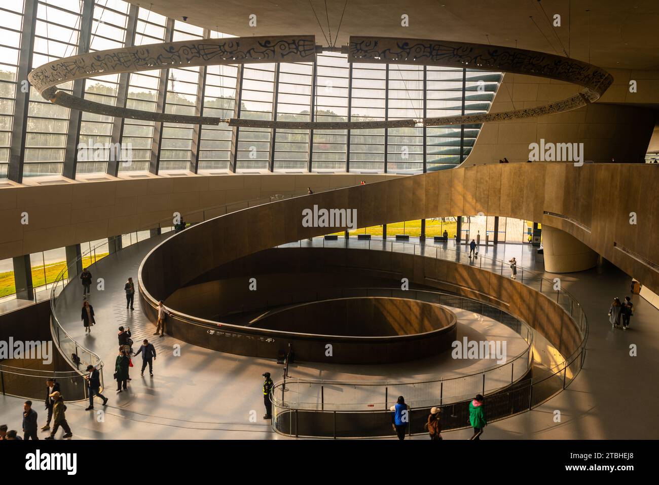 DEYANG, CHINE - 4 DÉCEMBRE 2023 - L'intérieur du nouveau musée de Sanxingdui dans la ville de Deyang, province du Sichuan, Chine, 4 décembre 2023. Banque D'Images