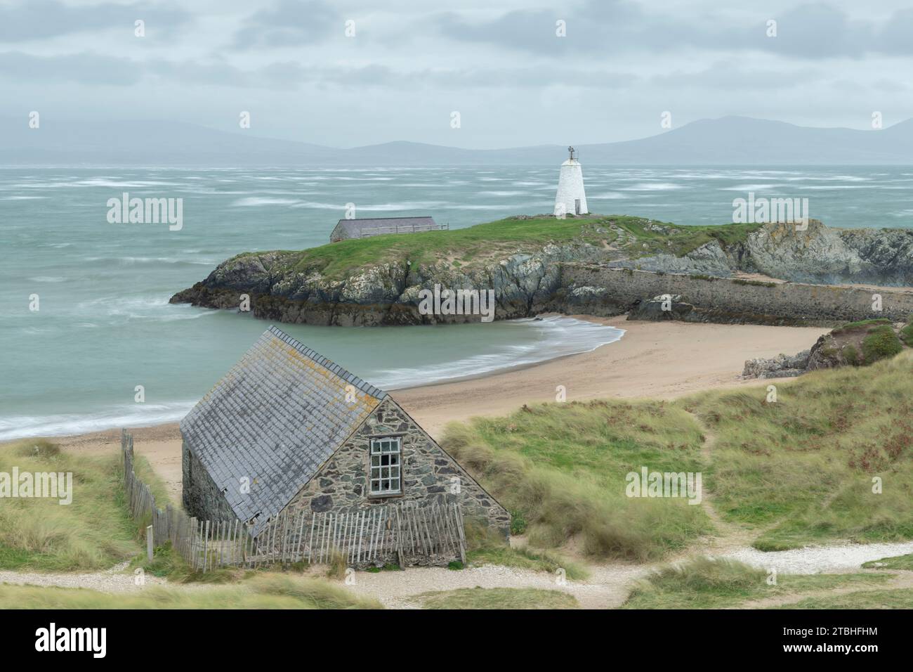 Phare TWR Bach et ancienne station de sauvetage sur l'île de Llanddwyn au large de la côte d'Anglesey, pays de Galles, Royaume-Uni. Automne (octobre) 2023. Banque D'Images