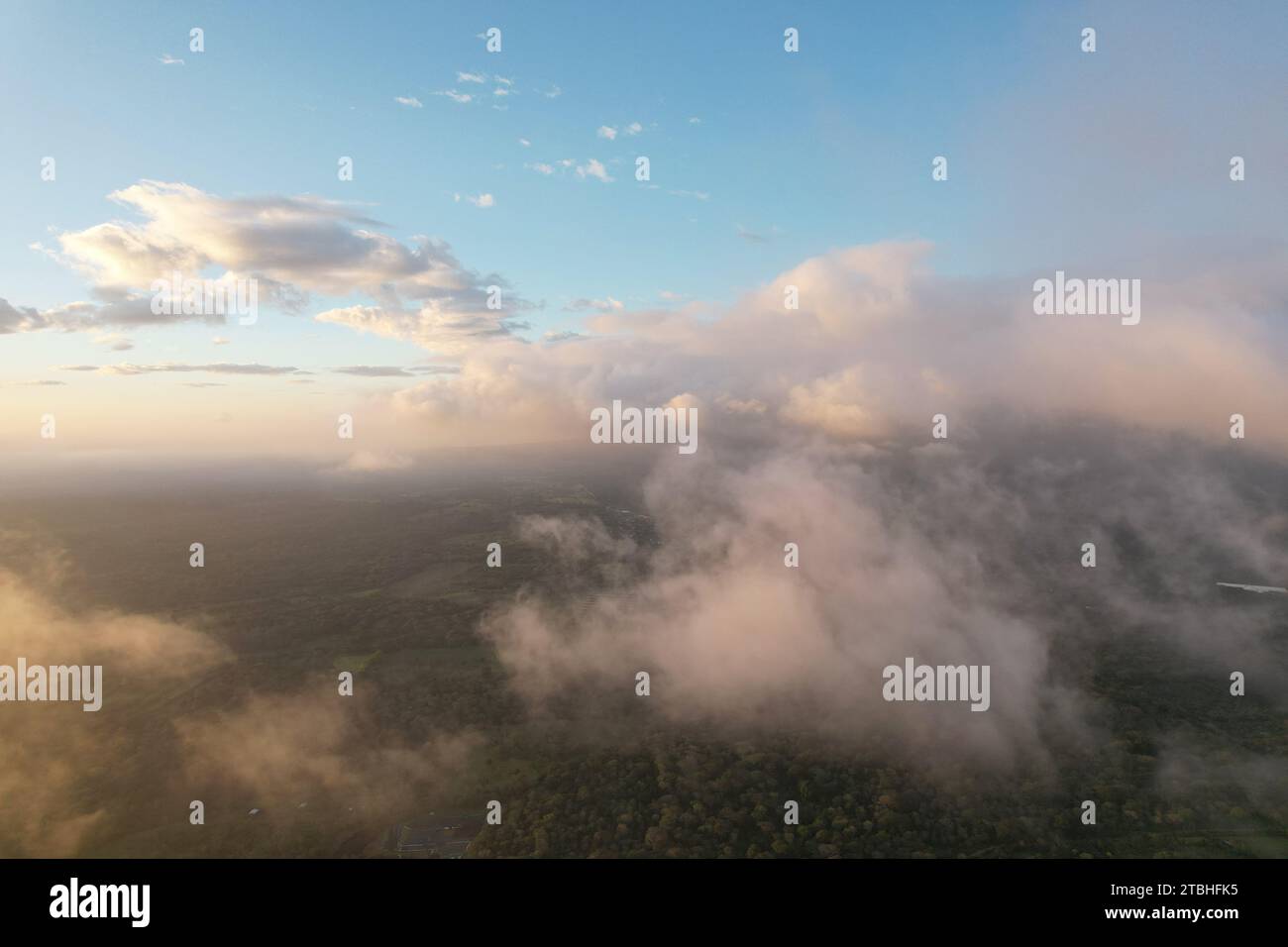 Nuages moelleux au-dessus du paysage naturel vue aérienne du drone Banque D'Images