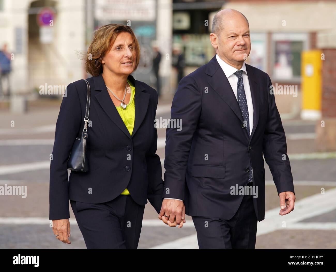 CLASSÉ - 03 octobre 2023, Hambourg : le chancelier fédéral OLAF Scholz (SPD, r) et son épouse Britta Ernst assistent à un service religieux dans l'église principale Sankt Michaelis. Au milieu de négociations internes difficiles et juste avant une conférence difficile du parti SPD, la chancelière Scholz a un rendez-vous privé assez important jeudi: le chef du gouvernement célèbre son anniversaire de mariage d'argent avec son épouse Britta Ernst dans la soirée dans un "cercle très privé", comme l'a appris jeudi la Deutsche presse-Agentur de l'entourage du chancelier. Les deux sont mariés depuis exactement 25 ans. Banque D'Images