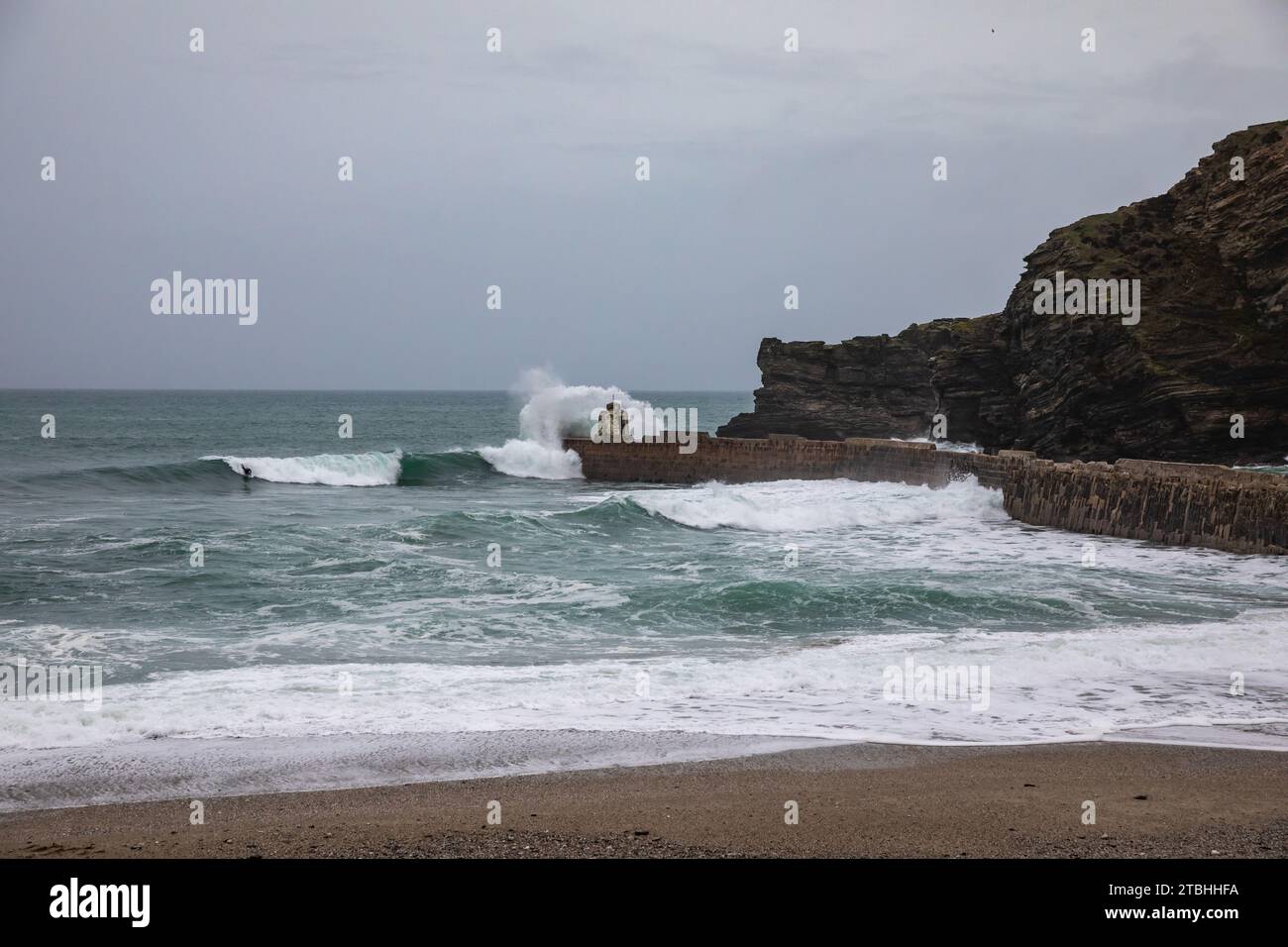 Portreath, Cornwall, 7 décembre 2023, grandes vagues et mers orageuses à Portreath, Cornwall ce matin causé par des vents forts pendant la nuit. La température était de 12C. Les prévisions sont pour les conditions venteuses pour le reste de la journée.crédit : Keith Larby/Alamy Live News Banque D'Images