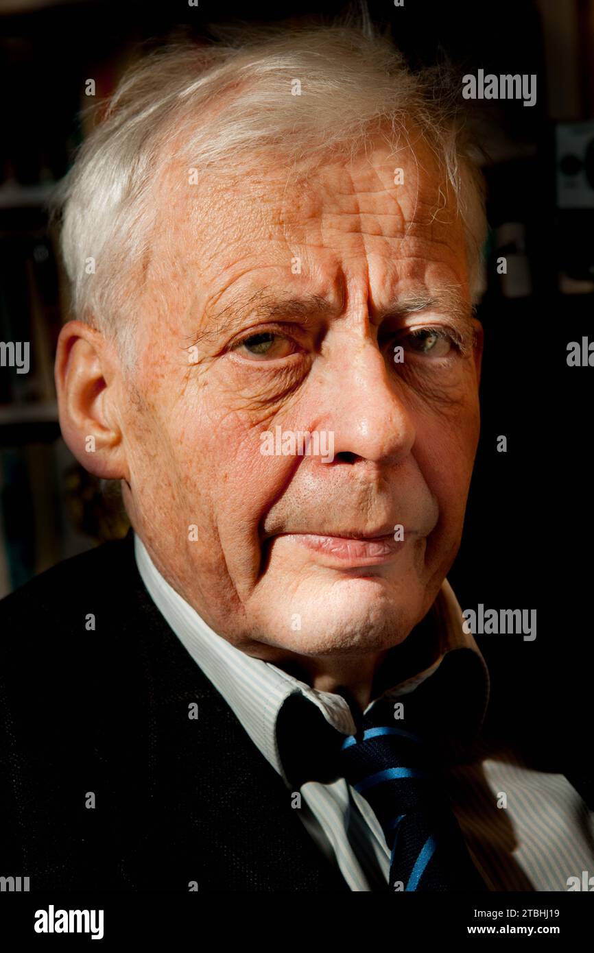 Paris, France. 05 décembre 2023. © Gerard Cambon/le Pictorium/MAXPPP - Paris 05/12/2023 Emmanuel Leroy-Ladurie chercheur en histoire de la civilisation moderne, a son domincile en 2009 Credit : MAXPPP/Alamy Live News Banque D'Images
