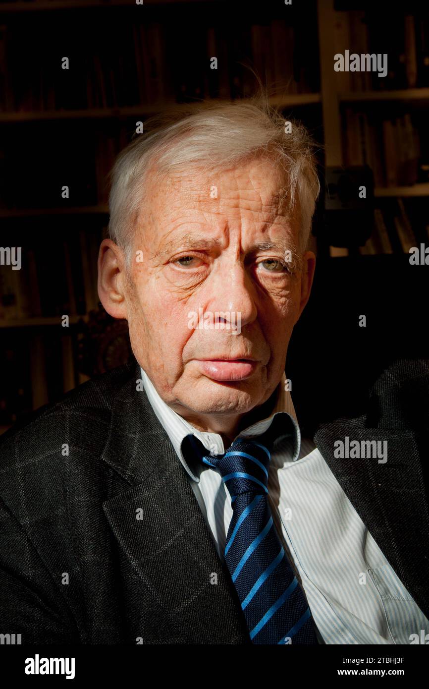 Paris, France. 05 décembre 2023. © Gerard Cambon/le Pictorium/MAXPPP - Paris 05/12/2023 Emmanuel Leroy-Ladurie chercheur en histoire de la civilisation moderne, a son domincile en 2009 Credit : MAXPPP/Alamy Live News Banque D'Images