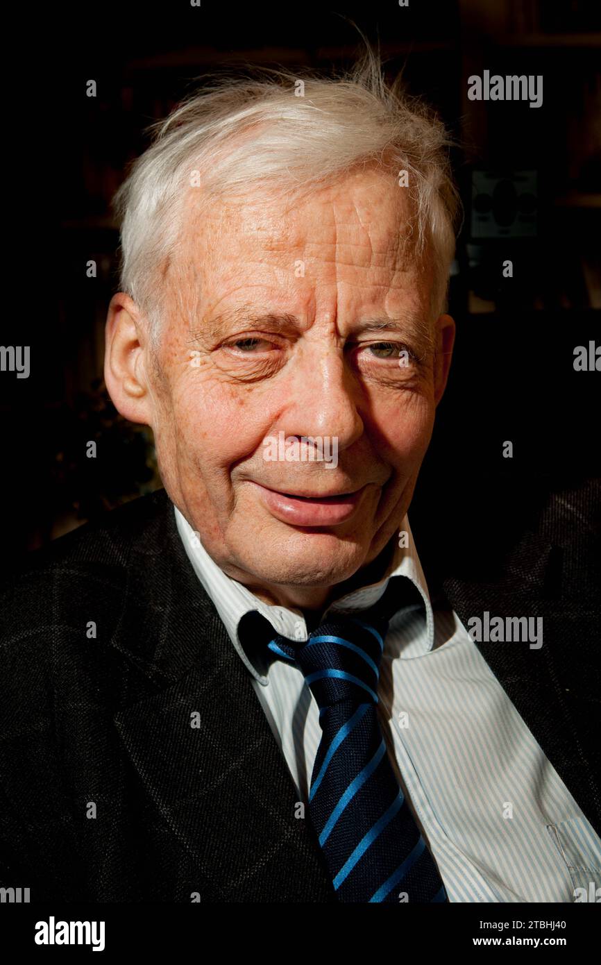 Paris, France. 05 décembre 2023. © Gerard Cambon/le Pictorium/MAXPPP - Paris 05/12/2023 Emmanuel Leroy-Ladurie chercheur en histoire de la civilisation moderne, a son domincile en 2009 Credit : MAXPPP/Alamy Live News Banque D'Images