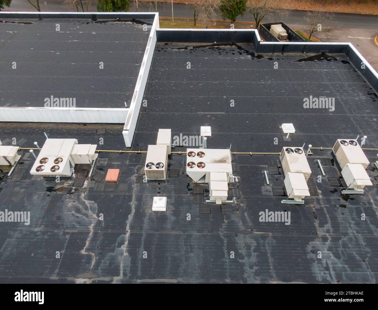 Drone photos de toits commerciaux avec EPDM, TPO et Solar. Banque D'Images