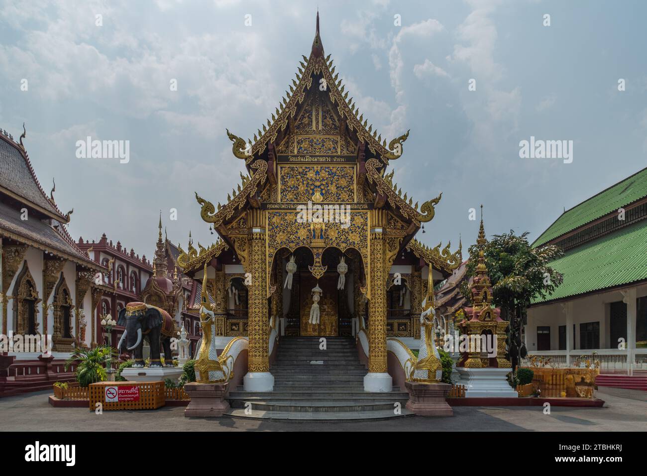 Chiang Mai, Thaïlande - 23 mars 2018 : le Viharan (salle principale) au temple bouddhiste Wat Saen Muang Ma Luang. Banque D'Images