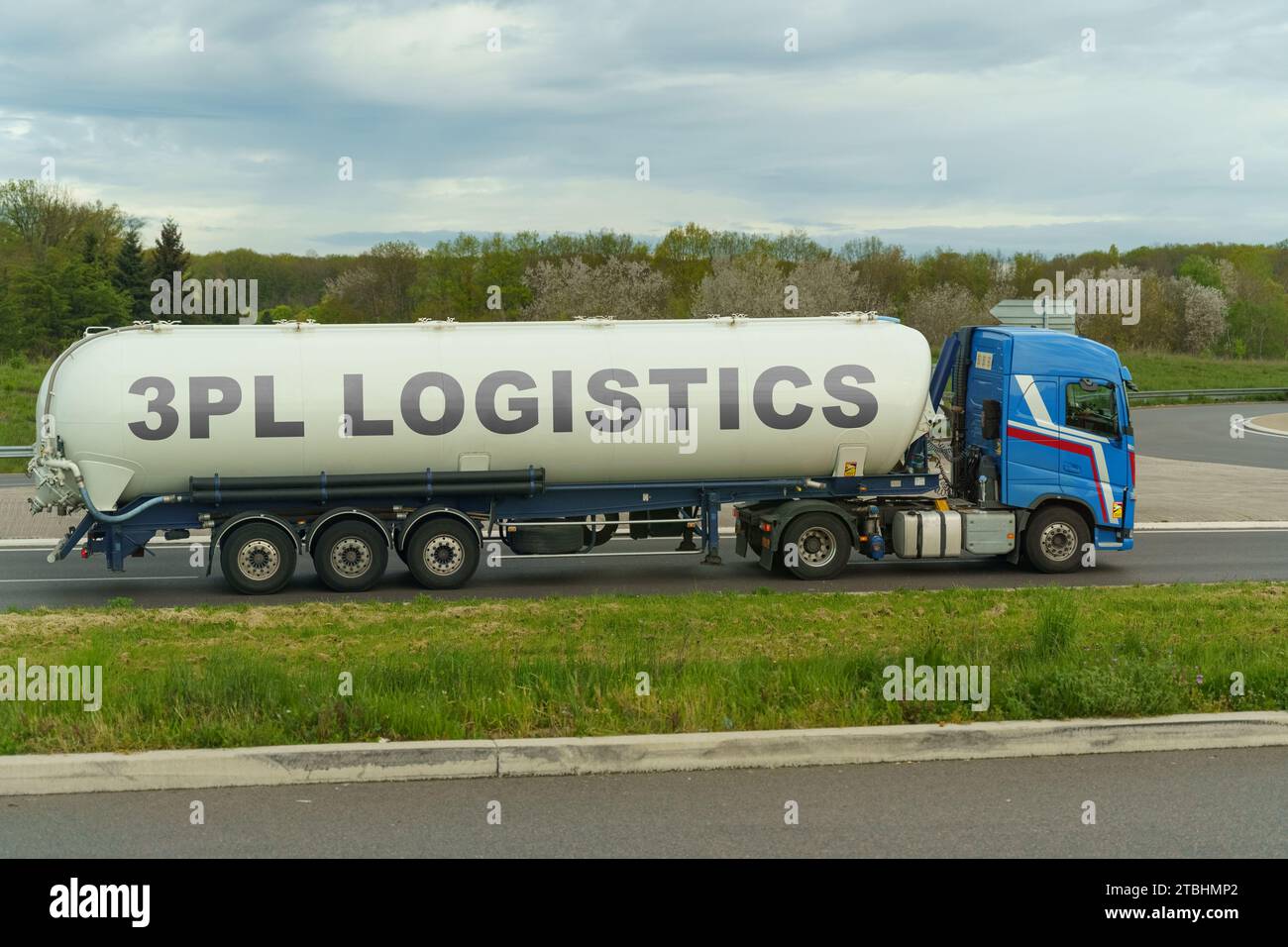 Sur un camion-citerne roulant le long de la route, il y a une inscription - logistique 3PL. Concept logistique. Banque D'Images