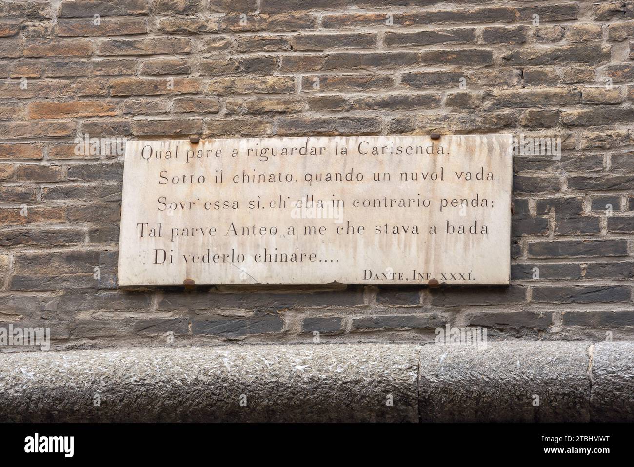 Plaque commémorative sur le mur de la Tour Garisenda avec une citation du poème Inferno de Dante qui lui est dédié. Bologne, Italie Banque D'Images