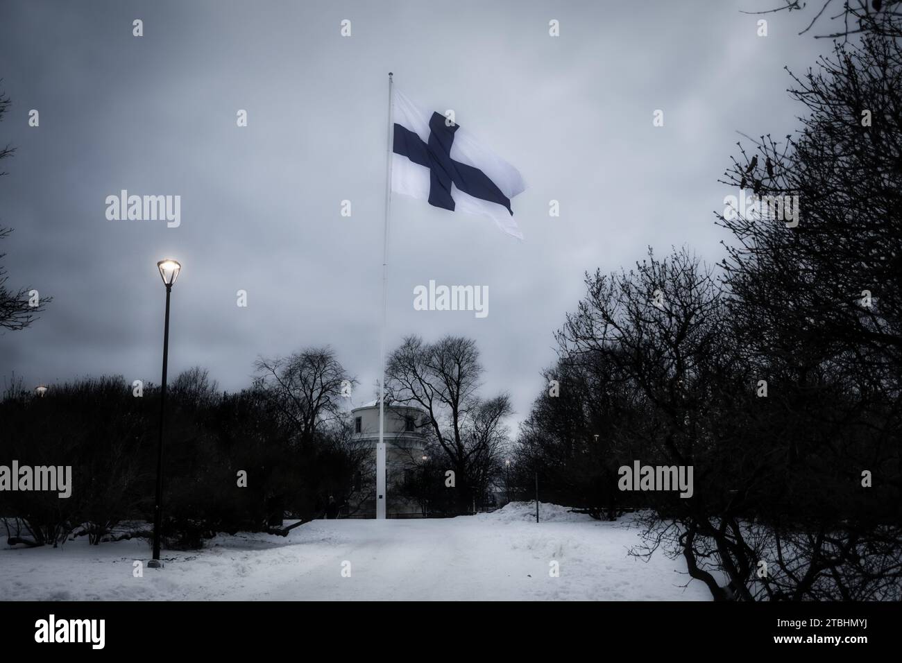 Drapeau de la Finlande sur Tähtitorninmäki ou la colline de l'Observatoire, Helsinki, Finlande le 106e jour de l'indépendance de la Finlande à la tombée de la nuit. 6 décembre 2023. Banque D'Images