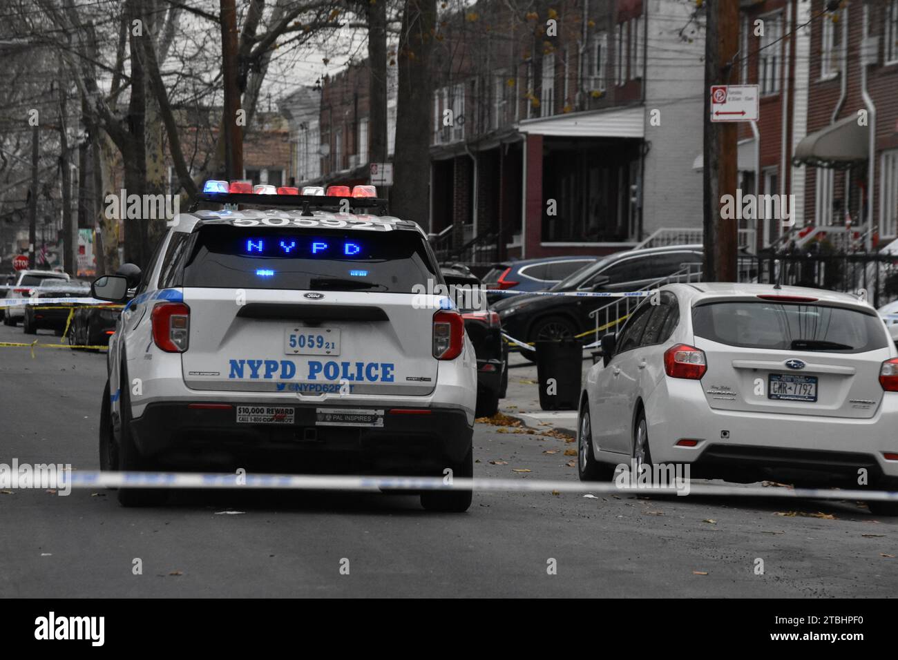 Brooklyn, New York, États-Unis. 7 décembre 2023. (NOUVEAU) une personne a été tuée et une autre est dans un état stable après une agression devant une maison à Brooklyn, New York. 7 décembre 2023, Brooklyn, New York, États-Unis : à l'extérieur d'une maison Gravesend Brooklyn, deux personnes ont été agressées dans une maison sur West 9th Street à Brooklyn, New York. Un mâle âgé de 66 ans a été déclaré mort et un mâle âgé de 52 ans a été inscrit dans un état stable. (Image de crédit : © Kyle Mazza/TheNEWS2 via ZUMA Press Wire) USAGE ÉDITORIAL SEULEMENT! Non destiné à UN USAGE commercial ! Crédit : ZUMA Press, Inc./Alamy Live News Banque D'Images