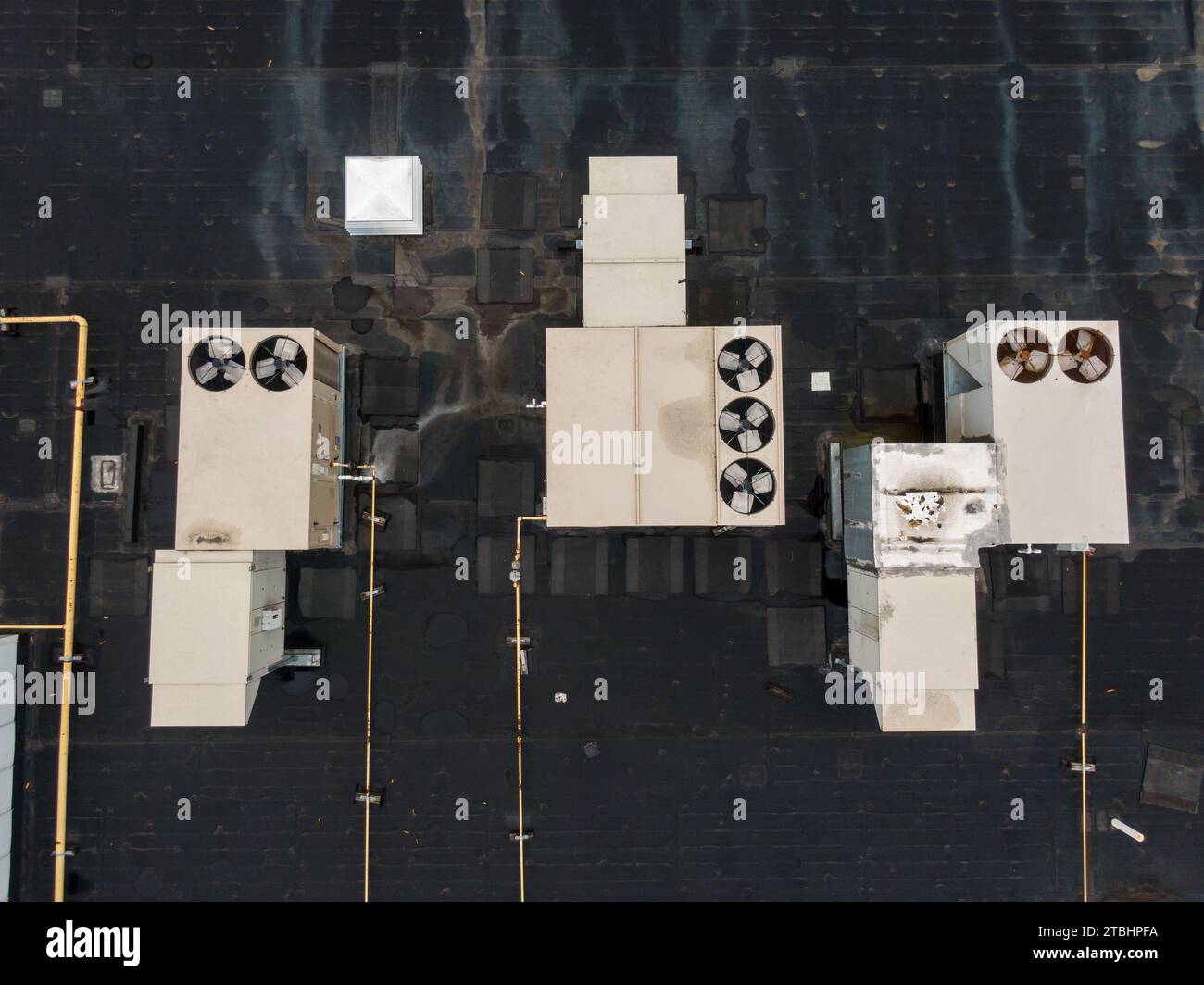 Drone photos de toits commerciaux avec EPDM, TPO et Solar. Banque D'Images
