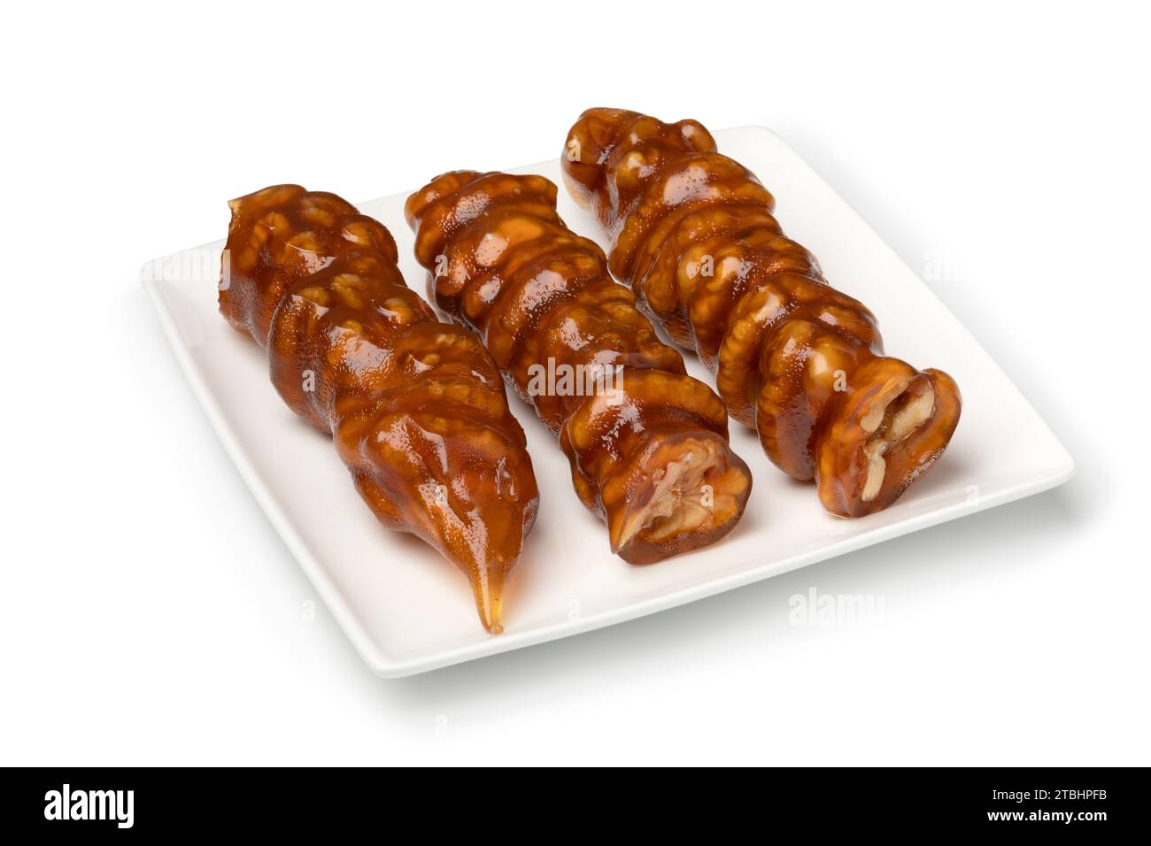 Assiette avec Cevizli Pekmezli Sucuk, bonbons turcs Churchkhela avec des noix et de la mélasse de raisin en gros plan isolé sur fond blanc Banque D'Images