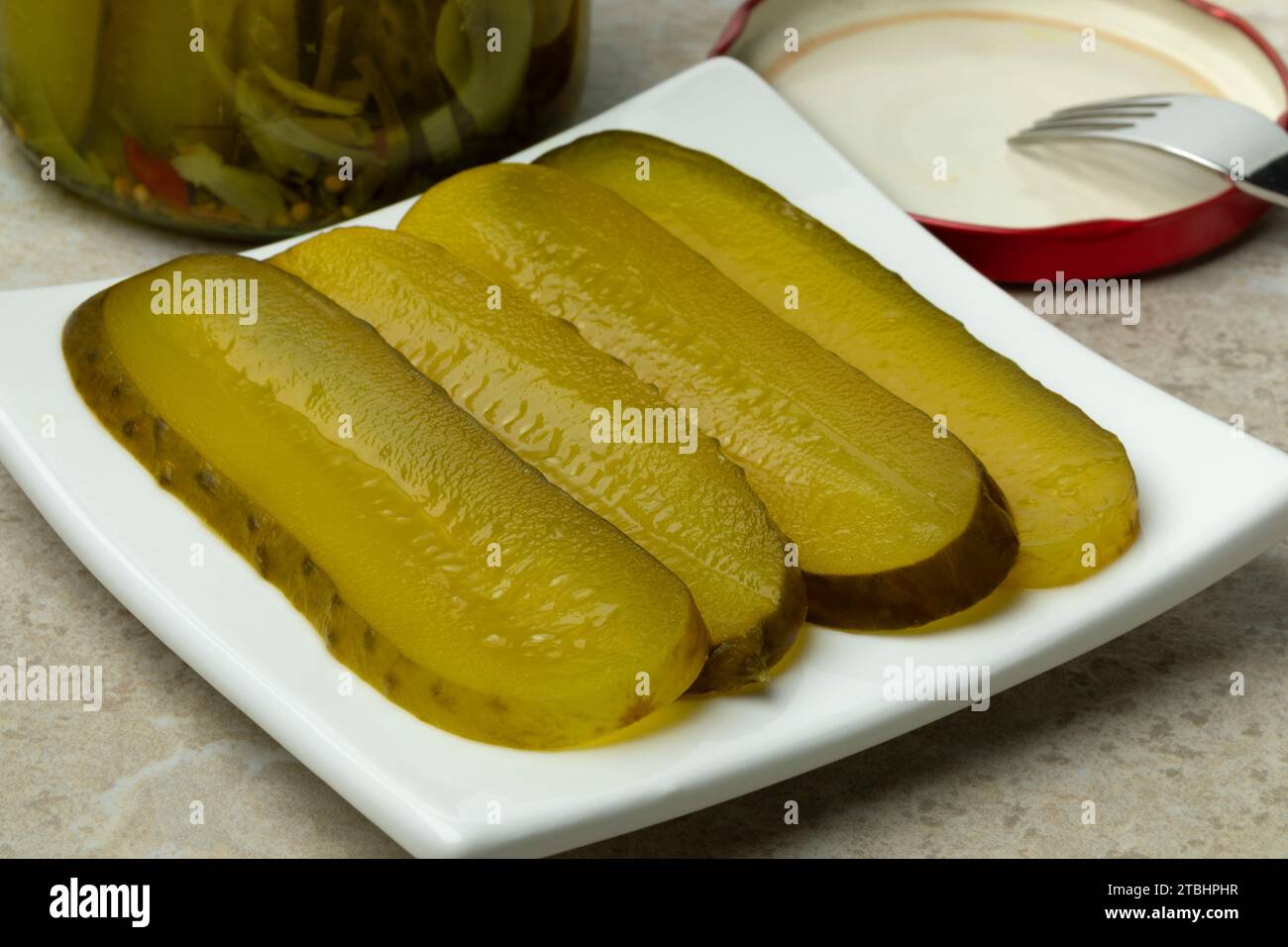 Assiette avec des cornichons tranchés en gros plan pour une collation Banque D'Images