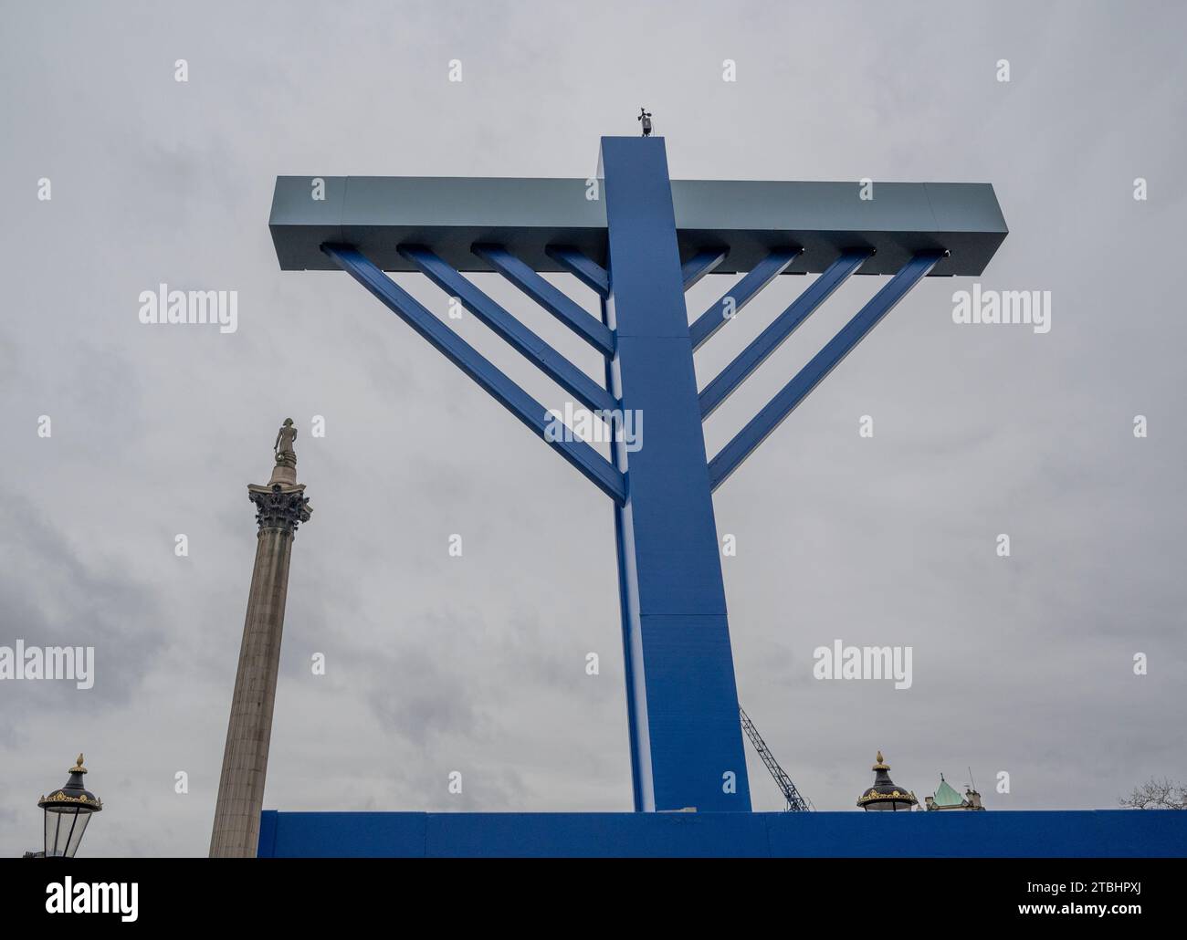 Londres, Royaume-Uni. 7 décembre 2023. La menorah géante sera illuminée pour Chanukah, la fête juive des lumières, à Trafalgar Square. La menorah sera exposée du jeudi 7 décembre au jeudi 14 décembre, avec une des lumières allumée à 4h chaque jour et à 17H15 le samedi. Crédit : Malcolm Park/Alamy Live News Banque D'Images