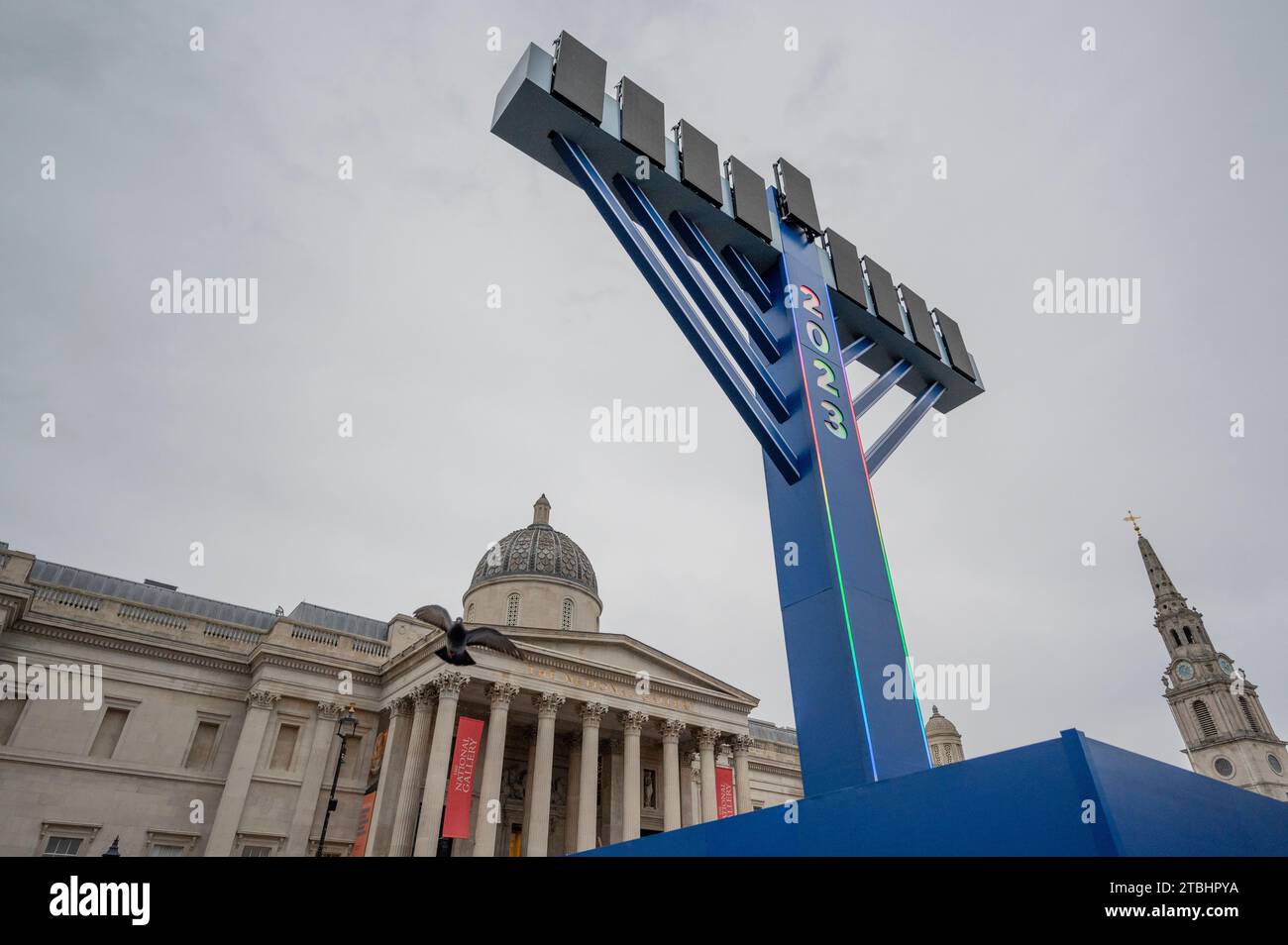 Londres, Royaume-Uni. 7 décembre 2023. La menorah géante sera illuminée pour Chanukah, la fête juive des lumières, à Trafalgar Square. La menorah sera exposée du jeudi 7 décembre au jeudi 14 décembre, avec une des lumières allumée à 4h chaque jour et à 17H15 le samedi. Crédit : Malcolm Park/Alamy Live News Banque D'Images