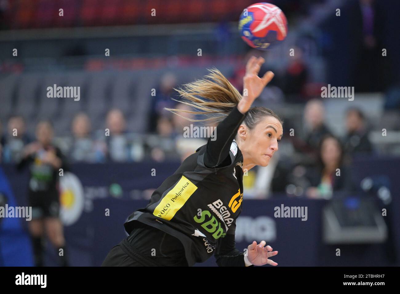 GOTHENBURG, SUÈDE 20231207La monténégrine Dijana Mugosa en action lors du match de handball féminin de l'IHF entre le Monténégro et la Croatie au Scandinavium Arena de Gothenburg, Suède, le 05 décembre 2023. Photo : Bjorn Larsson Rosvall / TT / kod 9200 Banque D'Images