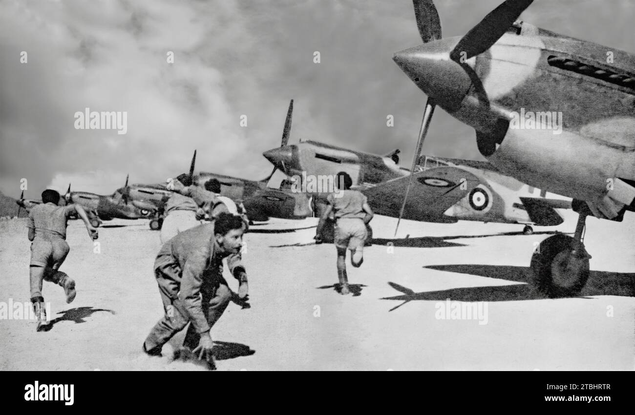 L'équipage de conduite de l'Australian Army Co-operation Squadron se précipite vers ses chasseurs Tomahawk américains lors des tentatives du général Rommel de prendre Tobrouk Inlate le 1941 novembre, pendant le camp nord-africain de la Seconde Guerre mondiale. Banque D'Images L'équipage de conduite de l'Australian Army Co-operation Squadron se précipite vers ses chasseurs Tomahawk américains lors des tentatives du général Rommel de prendre Tobrouk Inlate le 1941 novembre, pendant le camp nord-africain de la Seconde Guerre mondiale. Banque D'Images