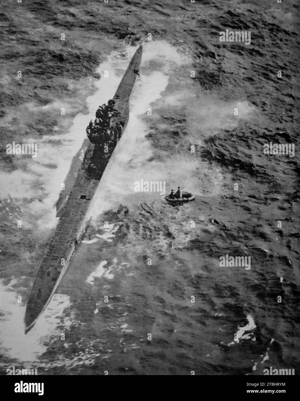 La capture d'un U-Boat allemand dans l'océan Atlantique par un Hudson reconnaissance et bombardier léger du Coastal Command pendant la Seconde Guerre mondiale. Après la capture du 8 septembre 1941, l'avion monta la garde jusqu'à ce que des renforts navals arrivent lorsqu'un officier de la Royal Navy approcha du sous-marin pour recevoir sa reddition. Banque D'Images