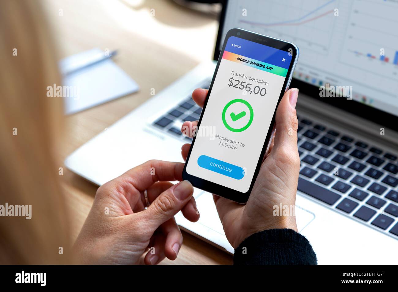 Téléphone mobile avec application financière à l'écran. Femme d'affaires qui transfère de l'argent en ligne en utilisant des applications pour envoyer et recevoir des devises. Argent Banque D'Images