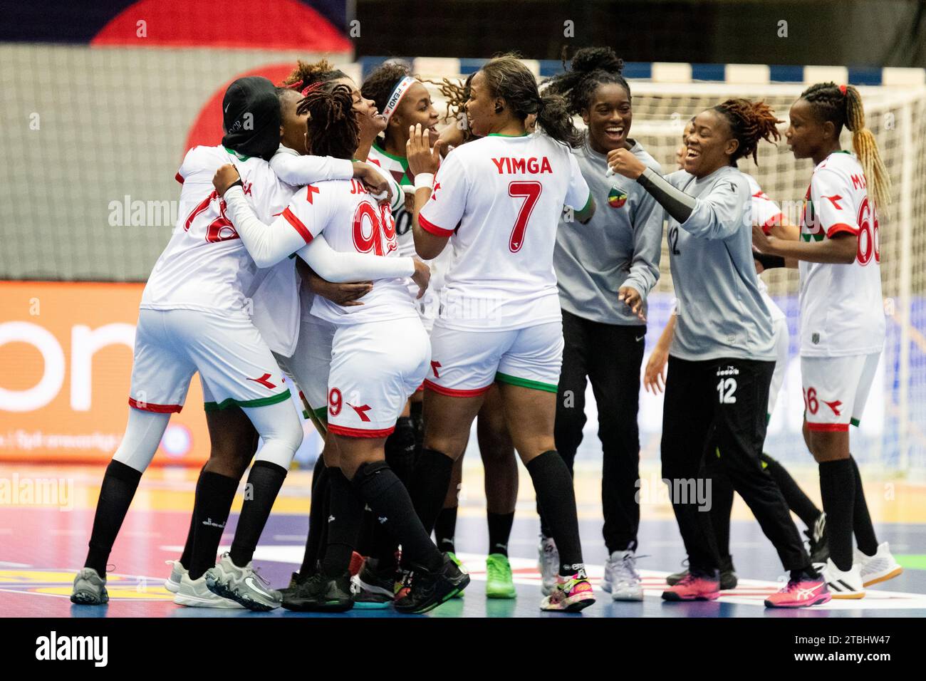 Frederikshavn, Danemark. 06 décembre 2023. Les joueurs du Congo célèbrent la victoire après le match du Championnat du monde de handball IHF 2023 entre le Kazakhstan et le Congo à Arena Nord à Frederikshavn. (Crédit photo : Gonzales photo - Balazs Popal). Banque D'Images