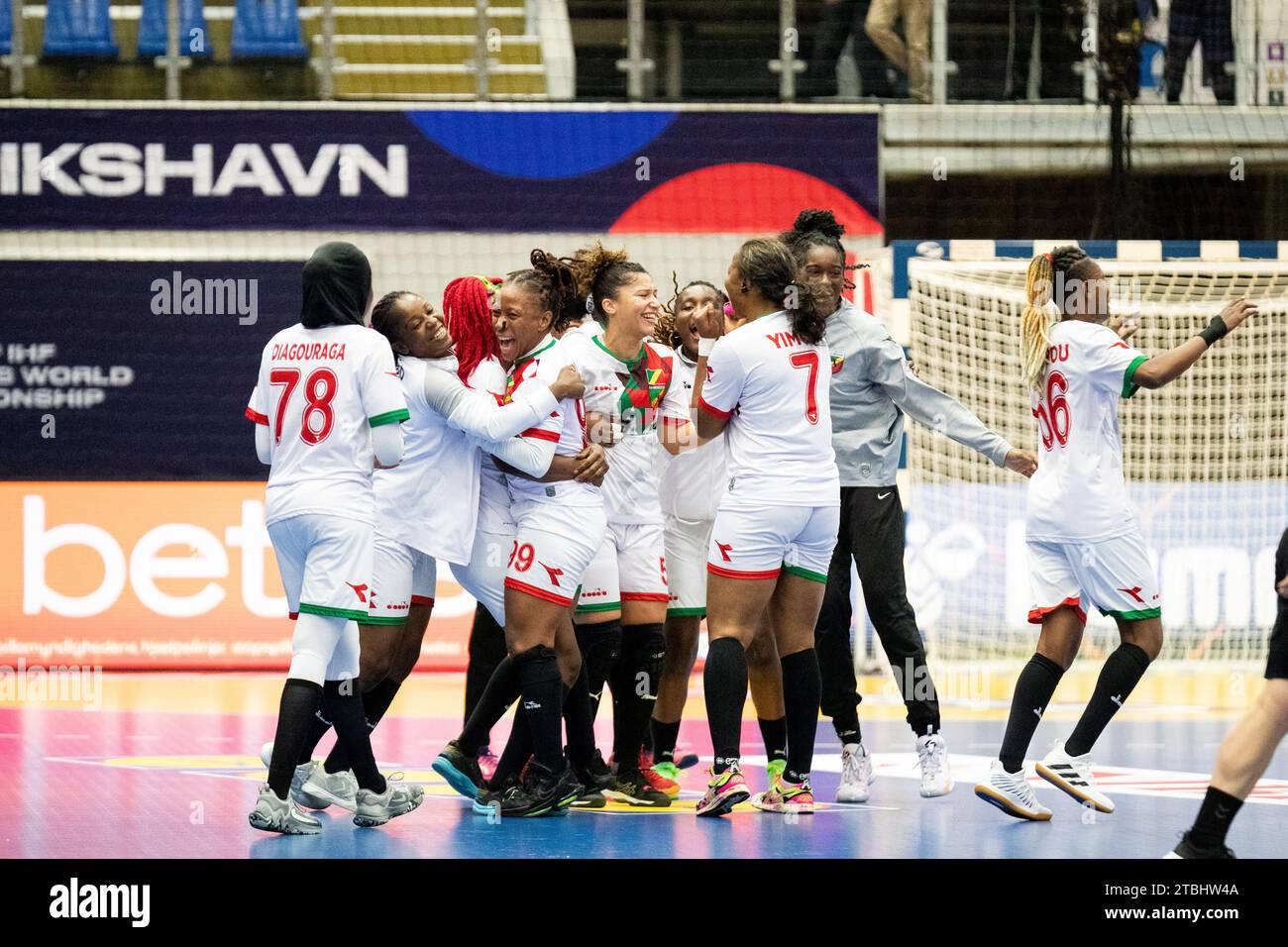 Frederikshavn, Danemark. 06 décembre 2023. Les joueurs du Congo célèbrent la victoire après le match du Championnat du monde de handball IHF 2023 entre le Kazakhstan et le Congo à Arena Nord à Frederikshavn. (Crédit photo : Gonzales photo - Balazs Popal). Banque D'Images