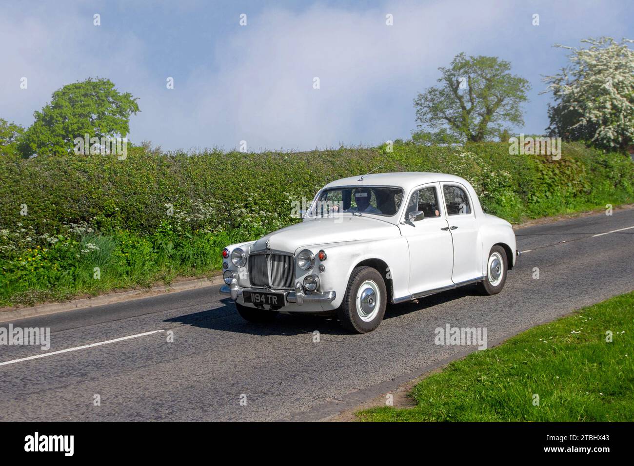 Années 1960 60 soixante White Rover 80 2495cc essence berline quatre portes. Voitures de luxe de taille moyenne Rover série P4 ; moteurs classiques vintage restaurés, collectionneurs automobiles passionnés d'automobile, voitures anciennes voyageant dans le Cheshire, Royaume-Uni Banque D'Images