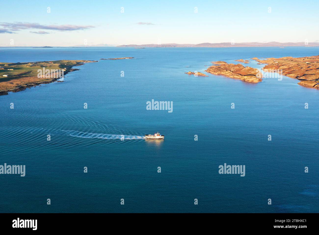 Ferry CalMac traversant le détroit d'Iona d'Iona à Fionnphort sur l'île de Mull Banque D'Images