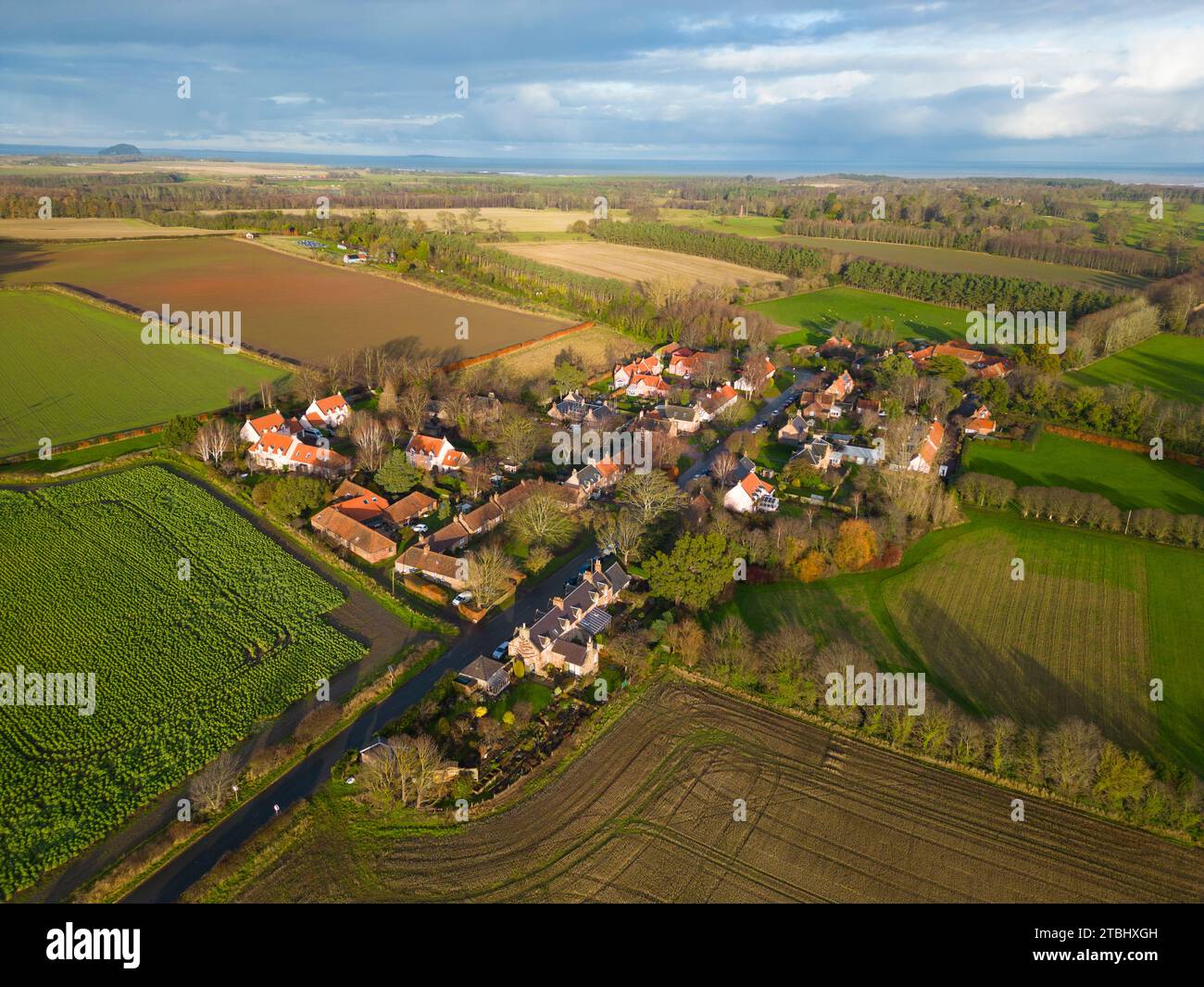 Vue aérienne du village de conservation de Tyninghame à East Lothian, Écosse, Royaume-Uni Banque D'Images