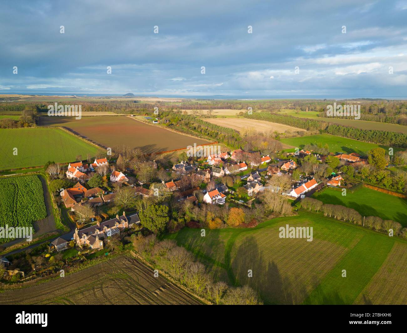 Vue aérienne du village de conservation de Tyninghame à East Lothian, Écosse, Royaume-Uni Banque D'Images