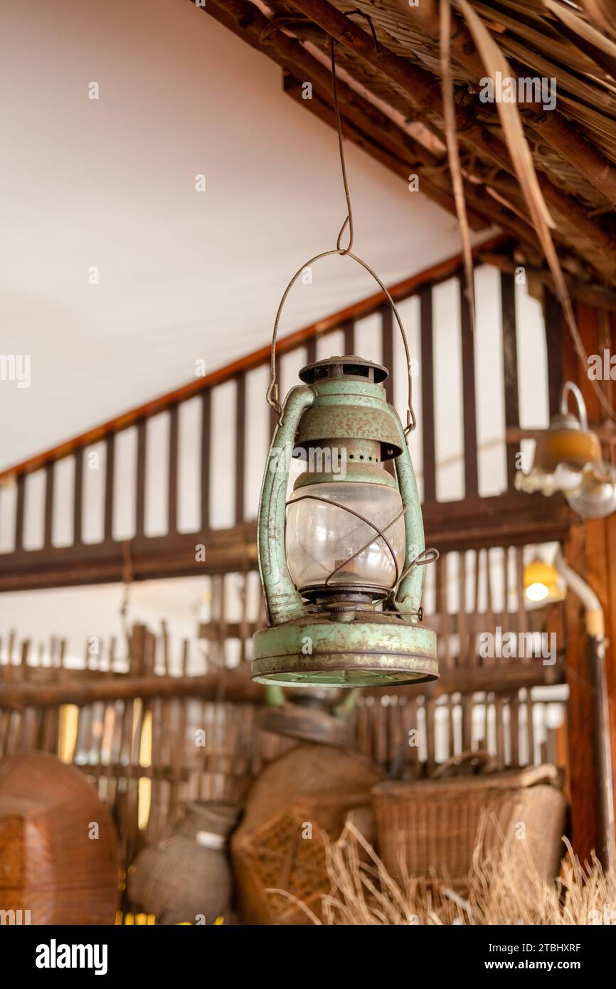Une vieille lanterne accrochée dans une cuisine asiatique traditionnelle. Banque D'Images