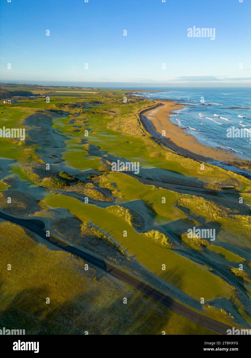 Vue aérienne de Kingsbarns Golf Links sous le soleil d'hiver, à Fife, Écosse, Royaume-Uni Banque D'Images