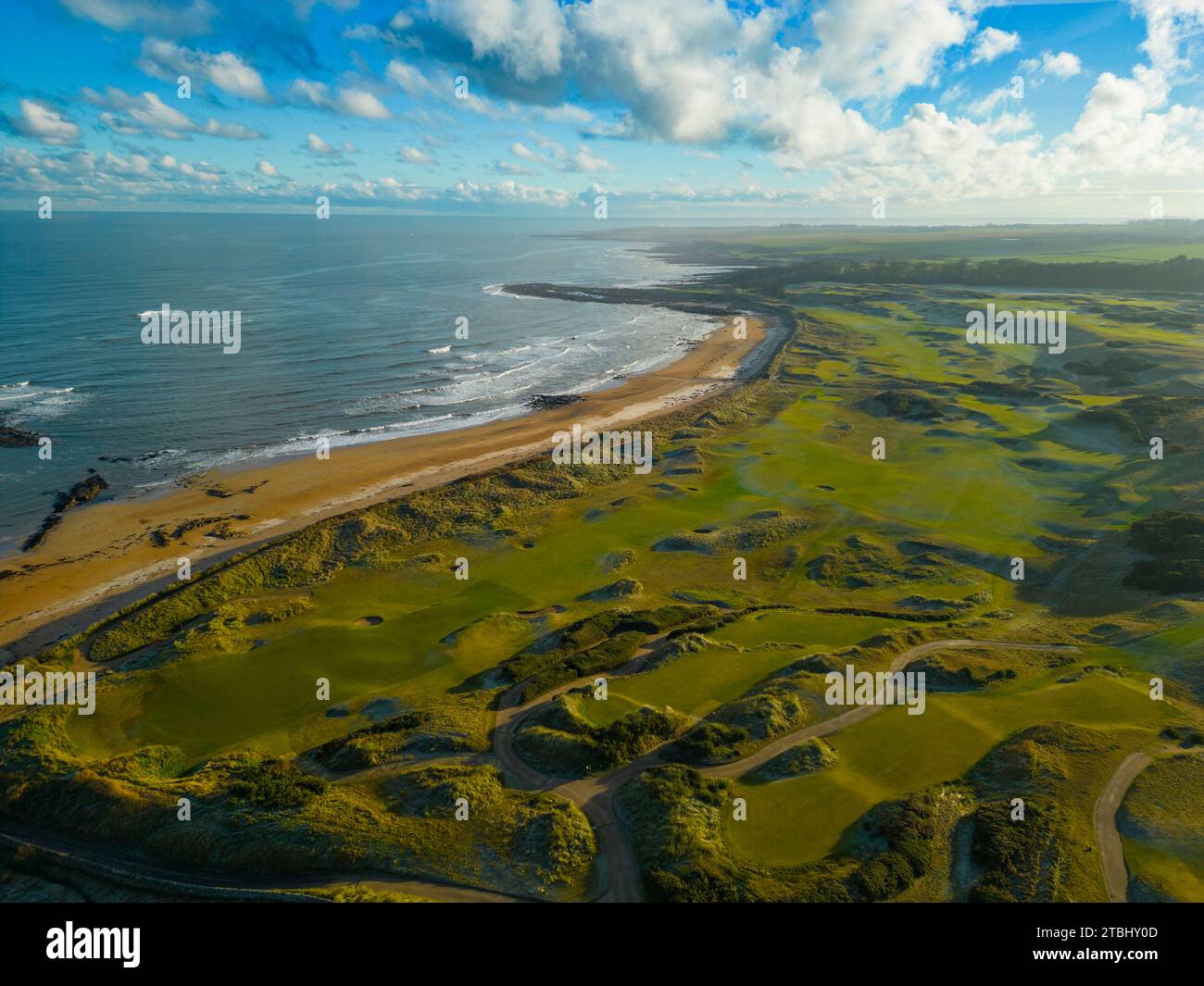 Vue aérienne de Kingsbarns Golf Links sous le soleil d'hiver, à Fife, Écosse, Royaume-Uni Banque D'Images