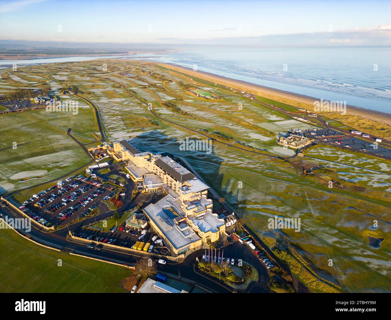 Vue aérienne du Old course Hotel, Golf Resort and Spa et de nombreux terrains de golf avec gel à St Andrews Liens en hiver à St Andrews dans le soleil de St Andrews dans FIF Banque D'Images