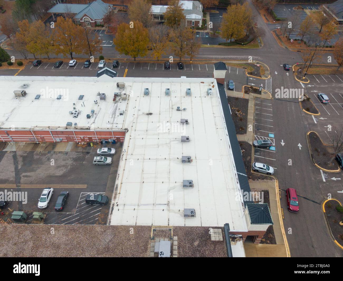Drone photos de toits commerciaux avec EPDM, TPO et Solar. Banque D'Images