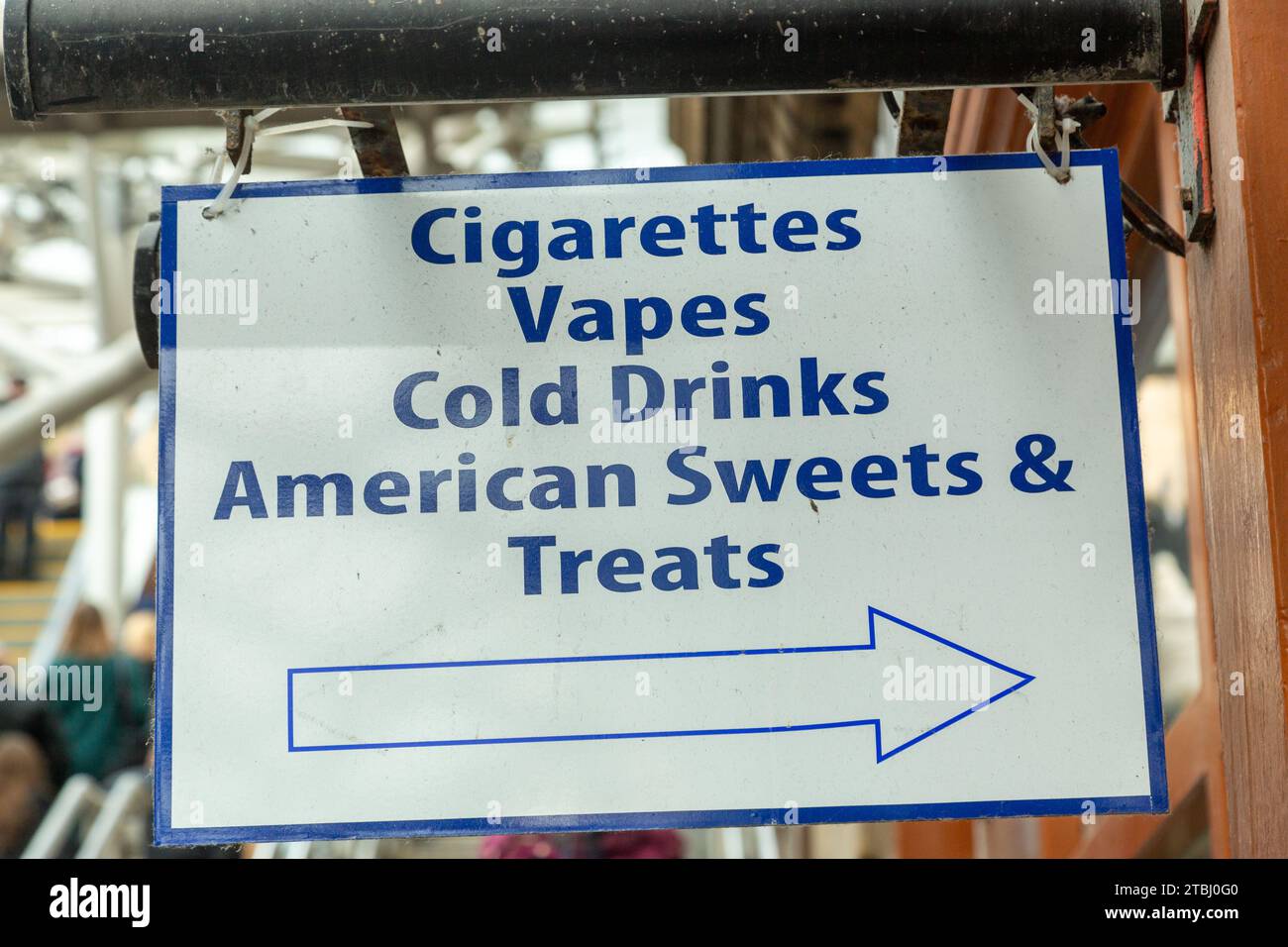 Un panneau disant cigarettes Vapes Cold Drinks American Sweets & Treats Banque D'Images