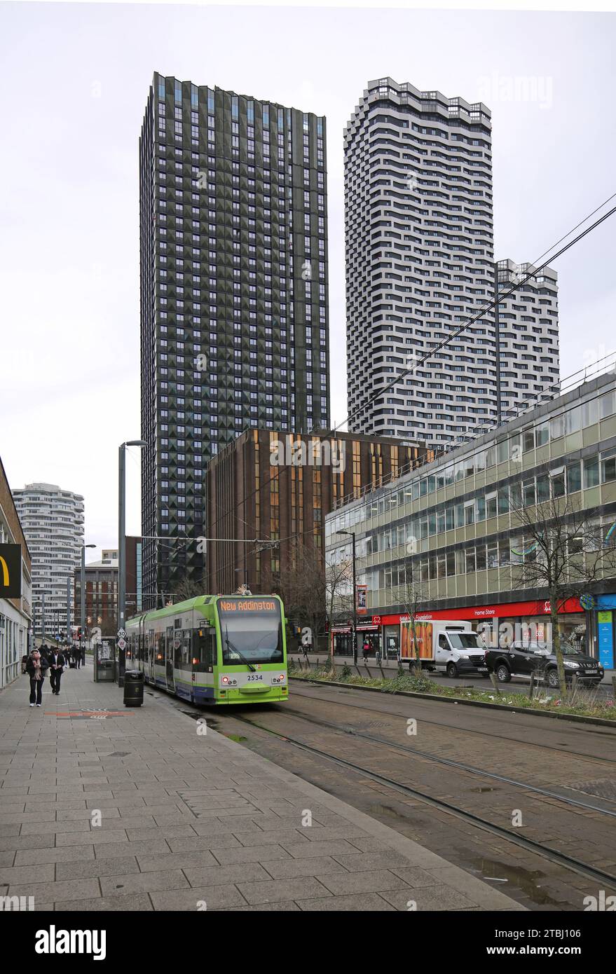 Les nouvelles tours résidentielles du 101 George Street Development (à gauche) et College Road (à droite). Arrêt de tramway East Croydon Station en premier plan. Banque D'Images
