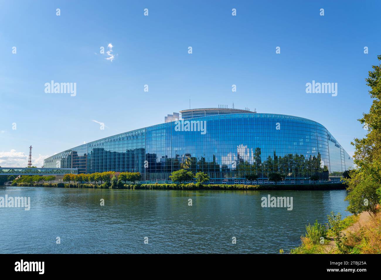 Bâtiment moderne du Parlement européen près de la rivière Ill dans le quartier européen, UE à Strasbourg France Banque D'Images